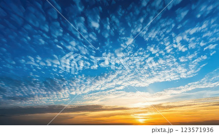 《AI画像》鱗雲が広がる夕暮れの空 123571936