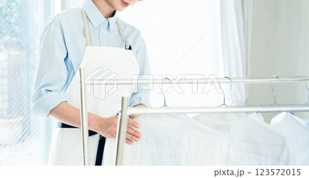 部屋干しをする女性 123572015
