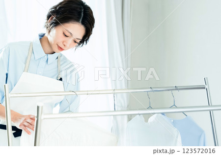 部屋干しをする女性 部屋干しをする女性 123572016