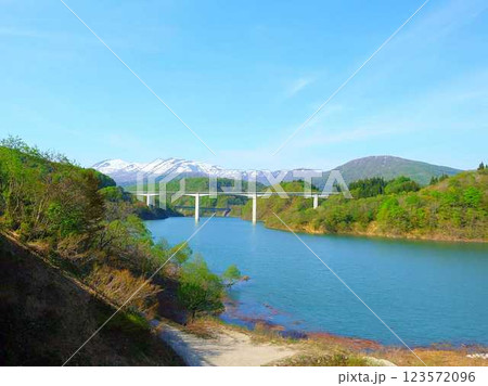 寒河江ダム　月山湖　大噴水　月山　西川町 123572096