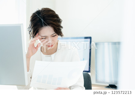 オフィスで考え込むビジネスウーマン オフィスで考え込むビジネスウーマン 123572213