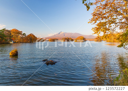 秋の北海道 紅葉の大沼公園 夕暮れの大沼 秋の北海道 紅葉の大沼公園 夕暮れの大沼 123572227