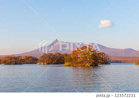 秋の北海道 紅葉の大沼公園 夕暮れの大沼と北海道駒ヶ岳 秋の北海道 紅葉の大沼公園 夕暮れの大沼と北海道駒ヶ岳 123572231