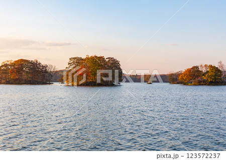 秋の北海道　紅葉の大沼公園　夕暮れの大沼 123572237