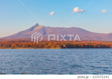 秋の北海道 紅葉の大沼公園 夕暮れの大沼と北海道駒ヶ岳 秋の北海道 紅葉の大沼公園 夕暮れの大沼と北海道駒ヶ岳 123572241