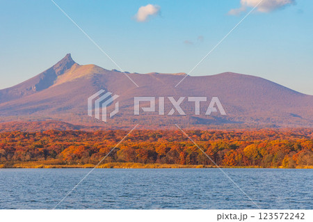 秋の北海道　紅葉の大沼公園　夕暮れの大沼と北海道駒ヶ岳 123572242