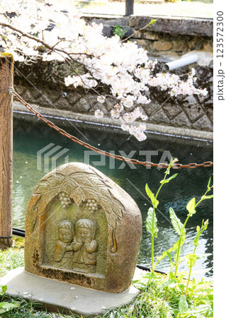 兵庫県豊岡市城崎温泉の木屋町通りにある道祖神のある風景 123572300