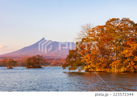 秋の北海道　紅葉の大沼公園　夕暮れの大沼と北海道駒ヶ岳 123572344