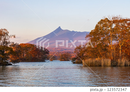 秋の北海道　紅葉の大沼公園　夕暮れの大沼と北海道駒ヶ岳 123572347
