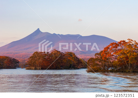 秋の北海道 紅葉の大沼公園 夕暮れの大沼と北海道駒ヶ岳 秋の北海道 紅葉の大沼公園 夕暮れの大沼と北海道駒ヶ岳 123572351