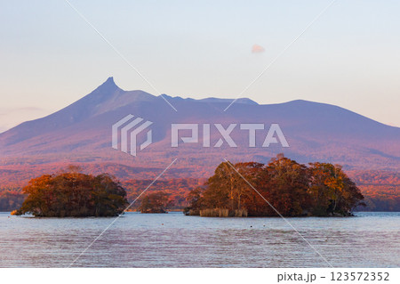 秋の北海道 紅葉の大沼公園 夕暮れの大沼と北海道駒ヶ岳 秋の北海道 紅葉の大沼公園 夕暮れの大沼と北海道駒ヶ岳 123572352
