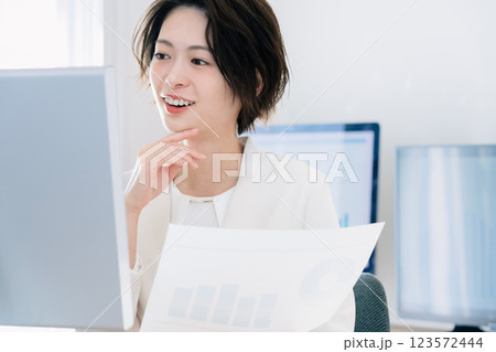 オフィスでパソコン作業するビジネスウーマン 123572444