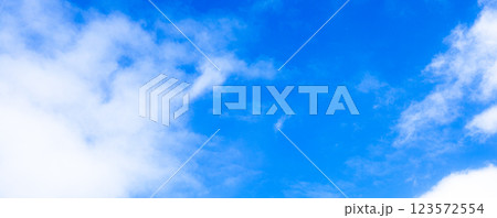 爽やかな青空と雲とコピースペース 123572554