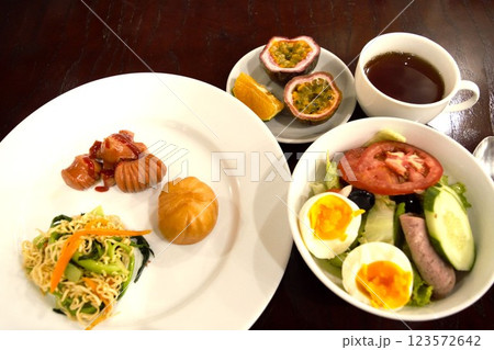 ベトナムの朝食 123572642