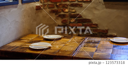 飲食店の内観、テーブル席　	 123573318