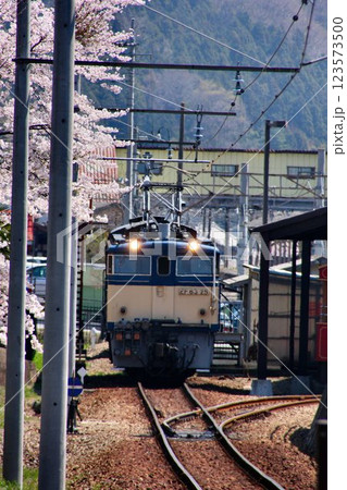 汽笛よ響け!!往時の雄姿を今に伝える… 桜と峠のシェルパ『EF63電気機関車』 汽笛よ響け!!往時の雄姿を今に伝える… 桜と峠のシェルパ『EF63電気機関車』 123573500