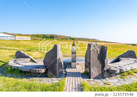 入道崎　北緯40度の地　男鹿国定公園　北緯40度ライン　モニュメント　覗く 123573546