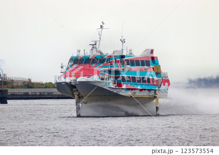 伊豆諸島を結ぶトビウオ… 東京港を行く『ジェットホイル』 123573554
