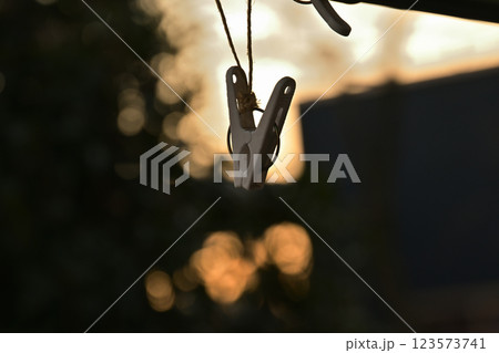 夕暮れと洗濯バサミ 123573741