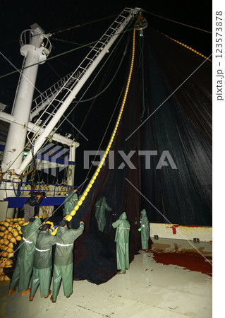 Image of people collecting fishing nets. 123573878