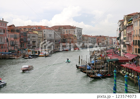 リアルト橋辺りから眺めるヴェネチア大運河 123574073