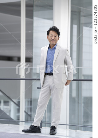 カメラ目線で微笑む50代半ばの男性 カメラ目線で微笑む50代半ばの男性 123574805