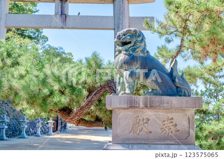 厳島神社の狛犬 123575065