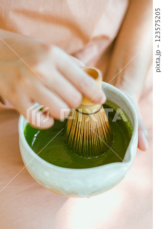 Make matcha green tea 123575205
