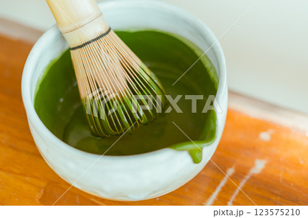 Make matcha green tea 123575210