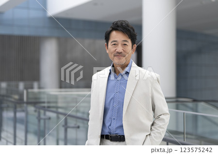 カメラ目線で笑顔の50代半ばの男性 123575242