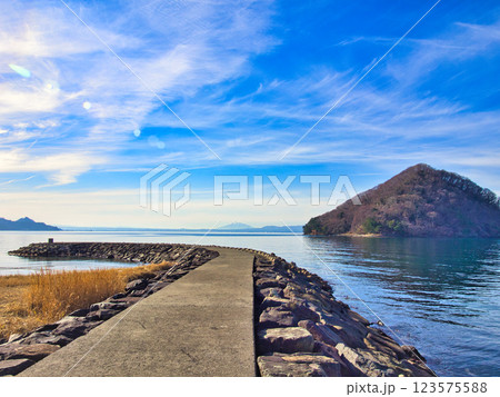 青空の浅虫海岸から見る湯ノ島の風景・青森県青森市浅虫 123575588