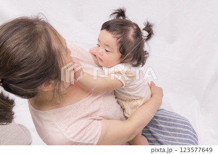 【おばあちゃんの顔を触る赤ちゃん】 123577649