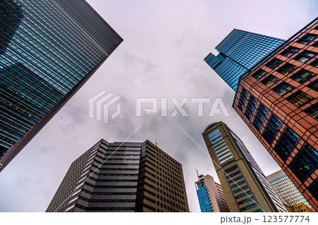 日本の東京都市景観 暗雲が広がる大手町のビジネス街などを望む＝4日 123577774