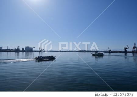 新湊大橋と橋脚、フェリー 123578078