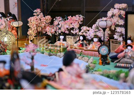 鴻巣びっくりひな祭り　花と音楽の館かわさと「花久の里」六角錐ひな壇・つるし雛　 123578163
