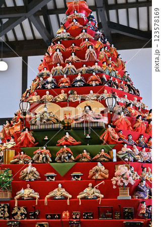 鴻巣びっくりひな祭り 花と音楽の館かわさと「花久の里」六角錐ひな壇・つるし雛 鴻巣びっくりひな祭り 花と音楽の館かわさと「花久の里」六角錐ひな壇・つるし雛 123578169