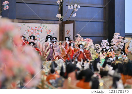 鴻巣びっくりひな祭り　花と音楽の館かわさと「花久の里」六角錐ひな壇・つるし雛　 123578170