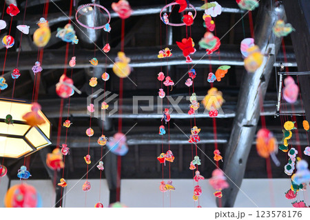 鴻巣びっくりひな祭り　花と音楽の館かわさと「花久の里」六角錐ひな壇・つるし雛　 123578176