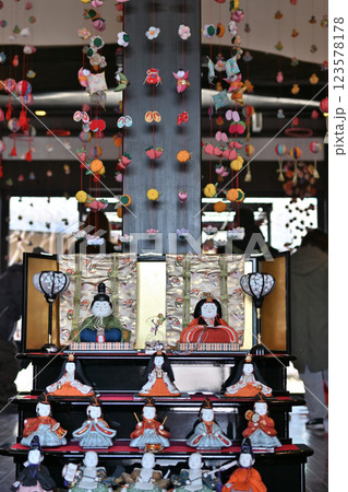 鴻巣びっくりひな祭り 花と音楽の館かわさと「花久の里」六角錐ひな壇・つるし雛 鴻巣びっくりひな祭り 花と音楽の館かわさと「花久の里」六角錐ひな壇・つるし雛 123578178