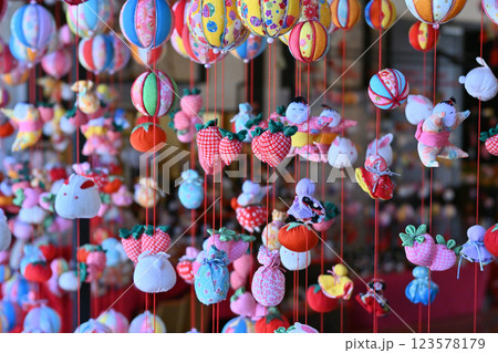 鴻巣びっくりひな祭り　花と音楽の館かわさと「花久の里」六角錐ひな壇・つるし雛　 123578179