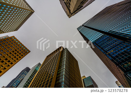 日本の東京都市景観 暗雲が広がる大手町のビジネス街などを望む＝4日 123578278