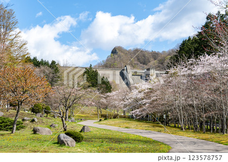 函館にある春の新中野ダムの風景 函館にある春の新中野ダムの風景 123578757