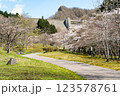 春のダム公園の風景 123578761