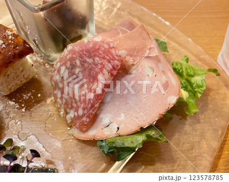 前菜のモルタデッラハムとサラミ 前菜のモルタデッラハムとサラミ 123578785