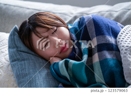 体調不良で寝込む若い女性 体調不良で寝込む若い女性 123579063