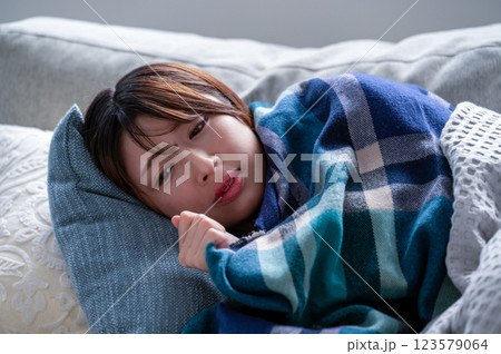 体調不良で寝込む若い女性 体調不良で寝込む若い女性 123579064