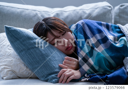 体調不良で寝込む若い女性 体調不良で寝込む若い女性 123579066