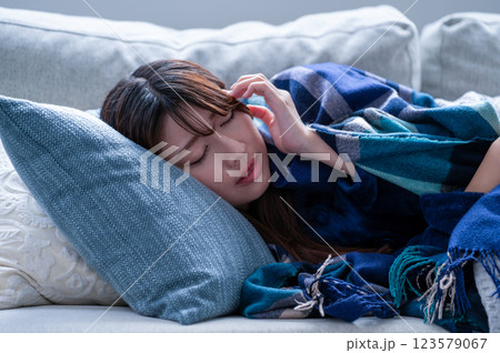 体調不良で寝込む若い女性 体調不良で寝込む若い女性 123579067