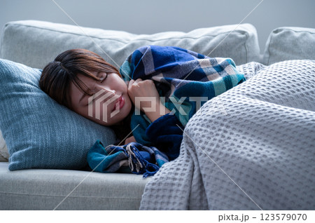 体調不良で寝込む若い女性 体調不良で寝込む若い女性 123579070