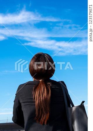 空を見て黄昏れる若い女性 空を見て黄昏れる若い女性 123579071